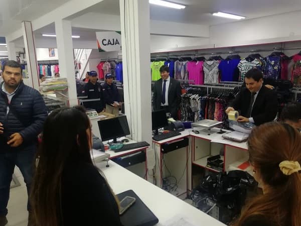 Fiscalía allana conocido local de ropas por evasión de impuestos
