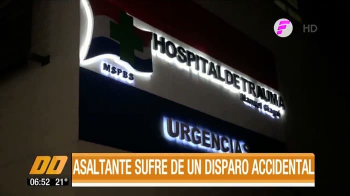 Delincuente torpe se dispara después de asaltar