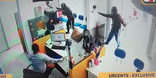 Guardia de casa de crédito abate a asaltante