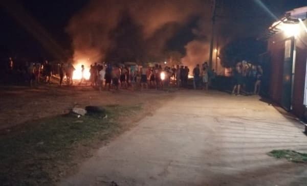 Estibadores y contrabandistas atacan base de la Marina en Itá Enramada