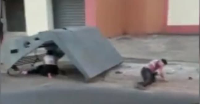 Automovilista atropella parada de buses y deja varios heridos