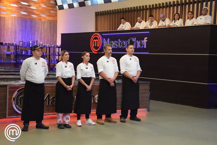 Improvisación complica y un participante se despide MasterChef