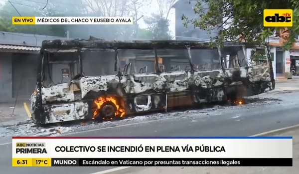 Bus es consumido por las llamas tras explosión de cubierta