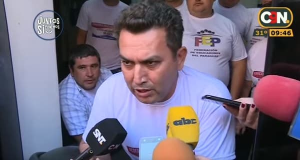 Docentes toman sede del MEC reclamando aumento salarial