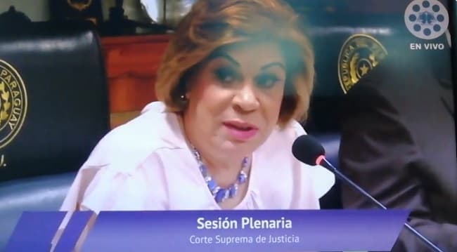 Porque no la saludaron, ministra pide que sedes tengan fotos suyas