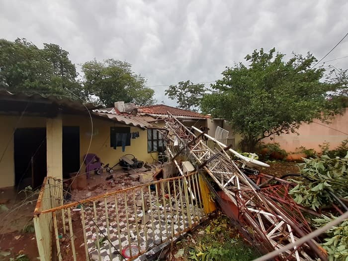 Fuertes vientos dejan heridos y destrozos en el este