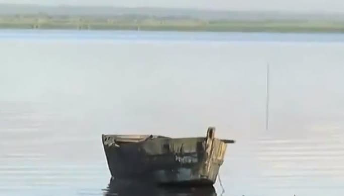 Dejó un dineral en su moto, entró al lago y ahora buscan su cuerpo