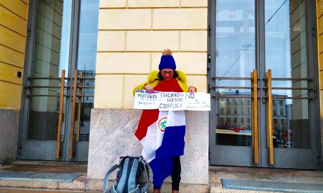 Paraguaya se manifiesta en Finlandia contra refugio de Arrom y Martí
