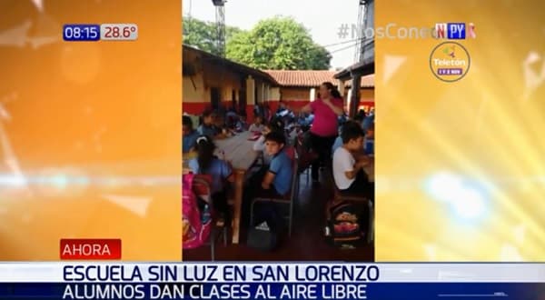 Niños dan clases bajo un tinglado por falta de energía eléctrica
