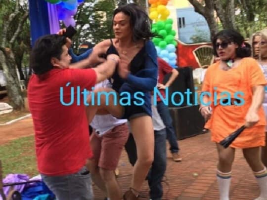 Kelembú sufre tremenda patada en marcha gay