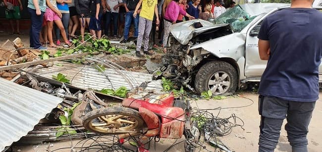 Conductor pierde el control de vehículo y arrolla a tres personas