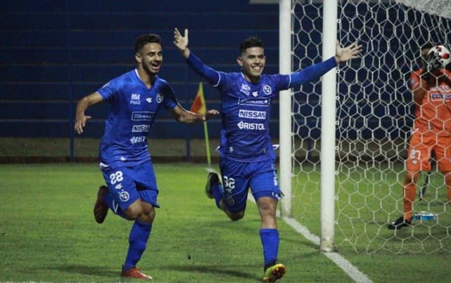 Sol somete a River en Villa Elisa