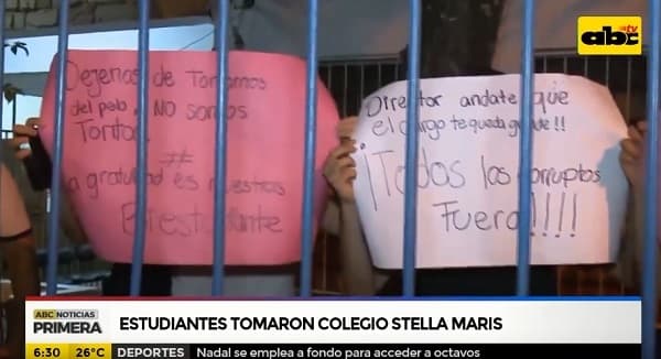 Estudiantes toman colegio y exigen renuncia de director