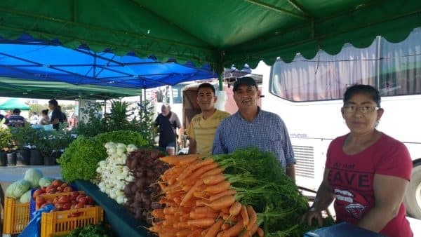 Pequeños agricultores ofrecen feria de productos