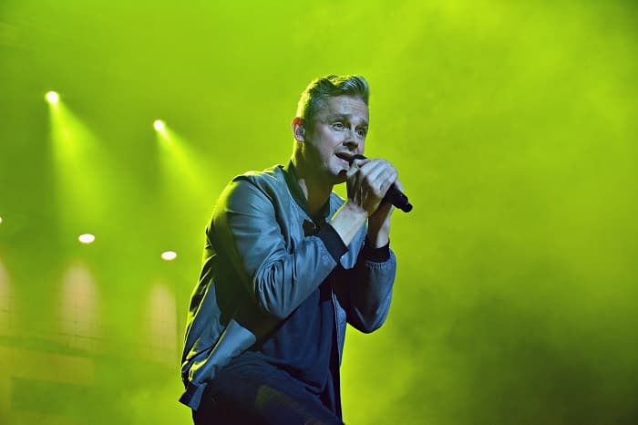 Vocalista de Keane afirma tener síntomas del Covid-19