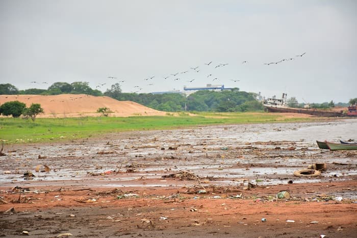 10 imágenes del río Paraguay convertido en un basural