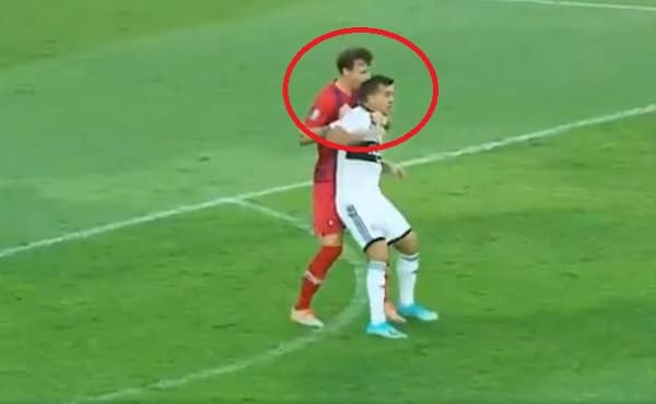 Amorebieta sufre dura sanción a causa de mordisco