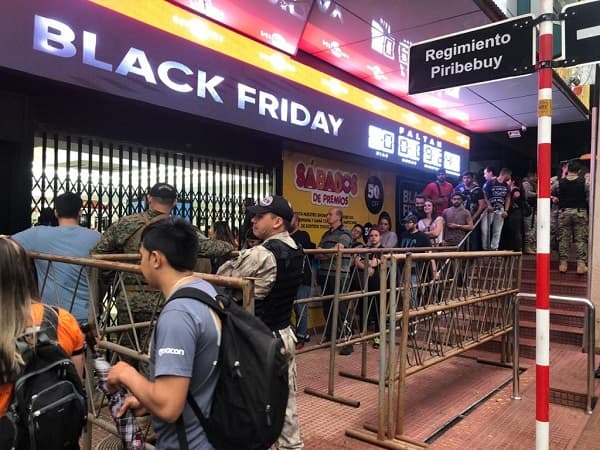 Comercios se llenan de compradores por el Black Friday en el este