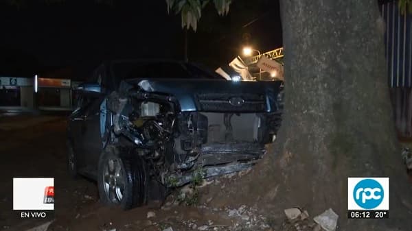 Tres jóvenes salen ilesos luego de chocar contra árbol y columna