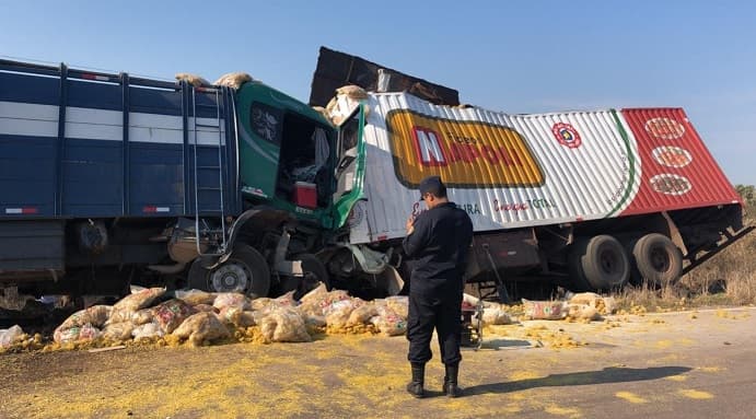 Choque frontal de camiones deja un fallecido