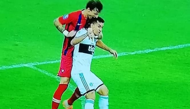 El mordisco que recorre el mundo: 10 publicaciones sobre Amorebieta