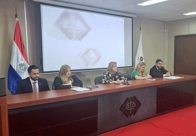 Fiscales irán a Brasil para revisar caso de Cartes