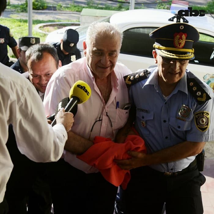 Sonrientes, Ramón González Daher e hijo ingresan a la Agrupación