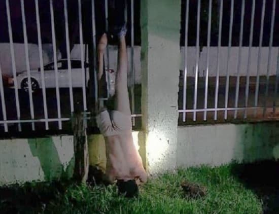 Delincuente queda colgado de reja tras intento de robo