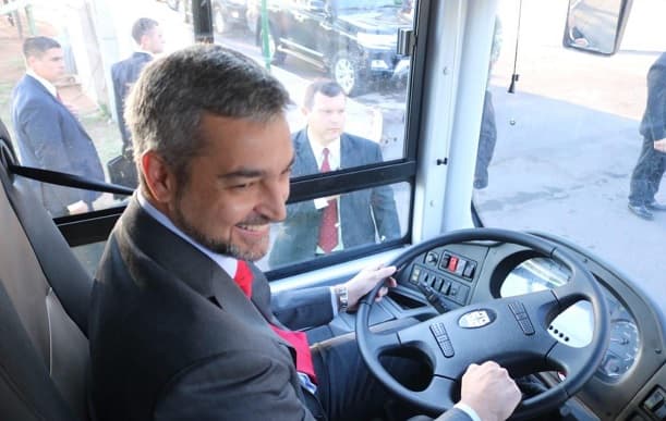 Abdo Benítez se inaugura como chofer de bus y “pide tarjeta”