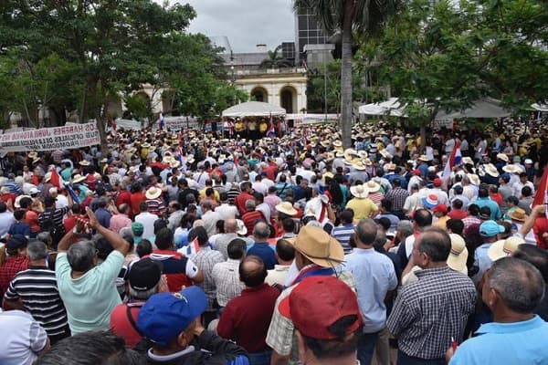Funcionarios públicos copan inmediaciones del Congreso