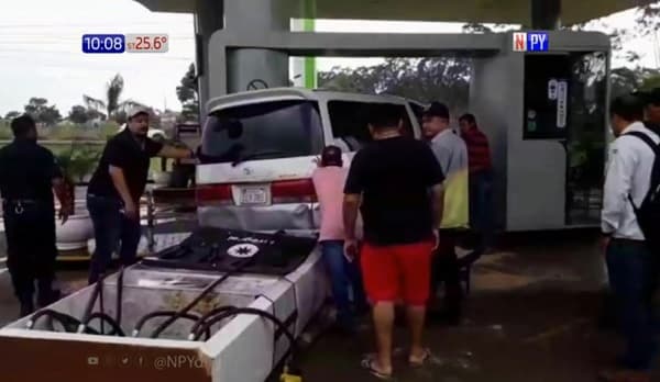Confundido, conductor se lleva todo por delante en un surtidor