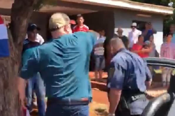 Payo Cubas golpea a un policía