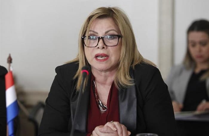 Ministra obtiene orden judicial para repeler a escrachadores