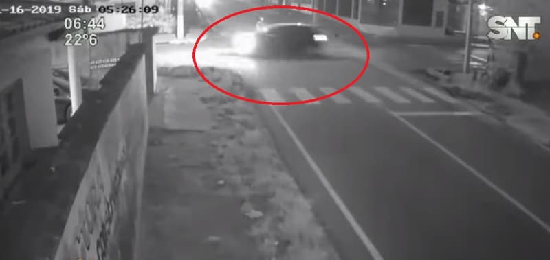 Automovilista choca contra motociclista y huye del lugar