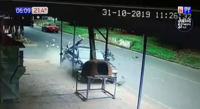 Automóvil se lleva todo por delante en una pizzería tras maniobra