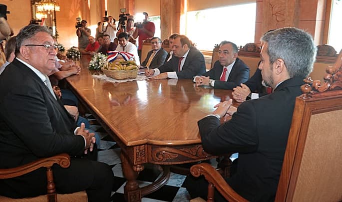 Abdo Benítez recibe a productores y promete mayor lucha contra el contrabando