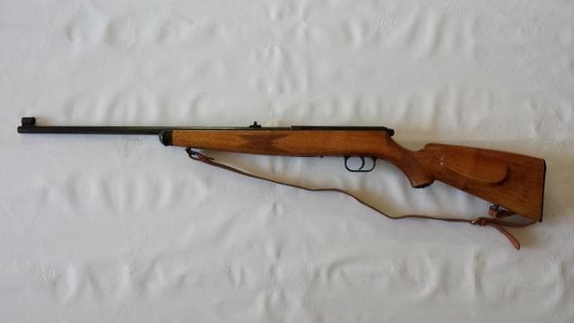 Niño muere tras manipular un rifle