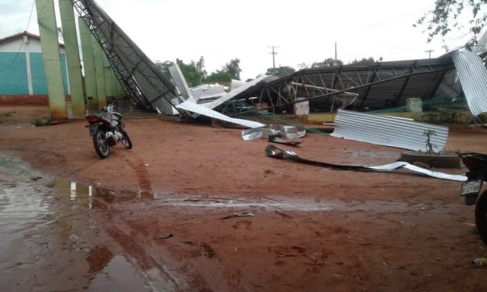 Tinglado colapsa a causa de tormenta en Amambay