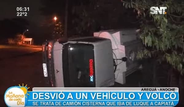 Camión cisterna vuelca tras desviar a otro rodado