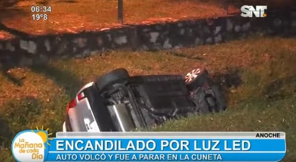 Luz led encandiló a conductor y causó vuelco de automóvil