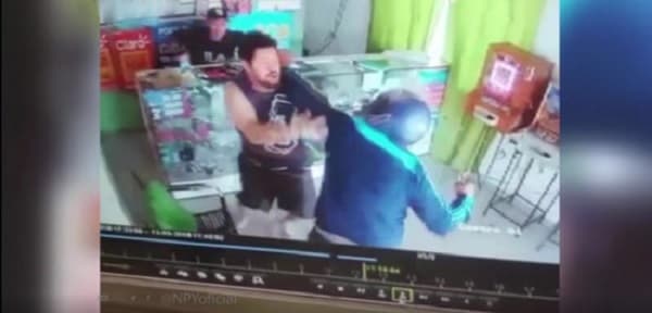 Propietario de local se enfrenta a delincuentes armados