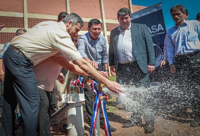 Pobladores de Itapé reciben viviendas, sistema de agua potable y aportes