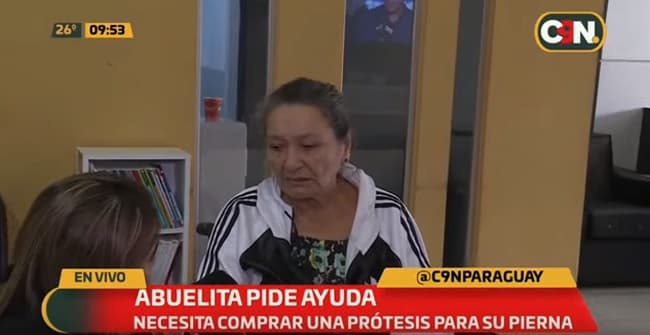 Mujer de avanzada edad necesita ayuda para conseguir prótesis