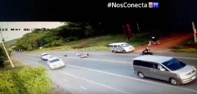 Giro a la izquierda causa choque y deja en grave estado a motociclista