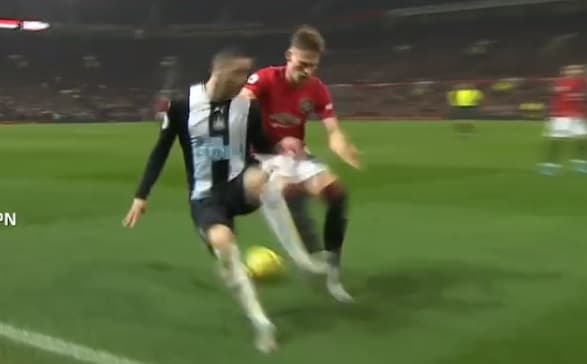 Almirón se vistió de “plomero” en el Old Trafford