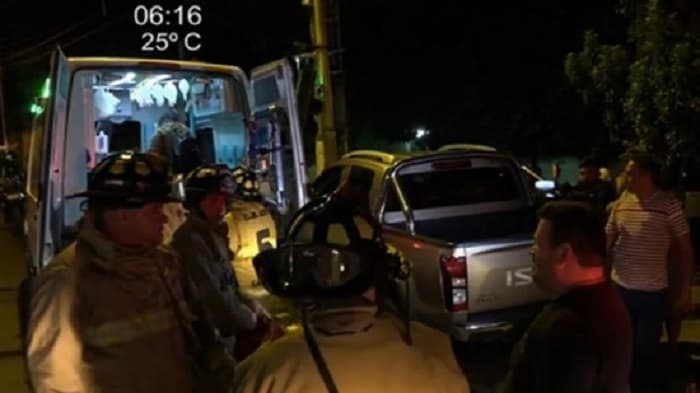 Joven choca contra columna de la Ande y destruye un semáforo