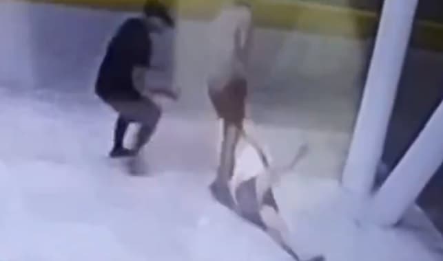 Asaltantes arrastran a una turista para robarle su cartera