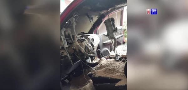 Desconocido ataca camioneta de abogado con explosivo