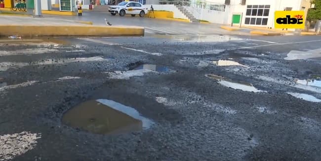 Calle del microcentro está colmada de baches