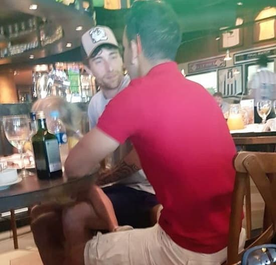 Camacho y Amorebieta conversan tras la mordida en el clásico